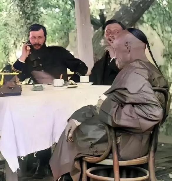 满清的这个金钱鼠尾辫是真的不好看，这张老照片拍摄于晚清时期。

同框的外国人那眼