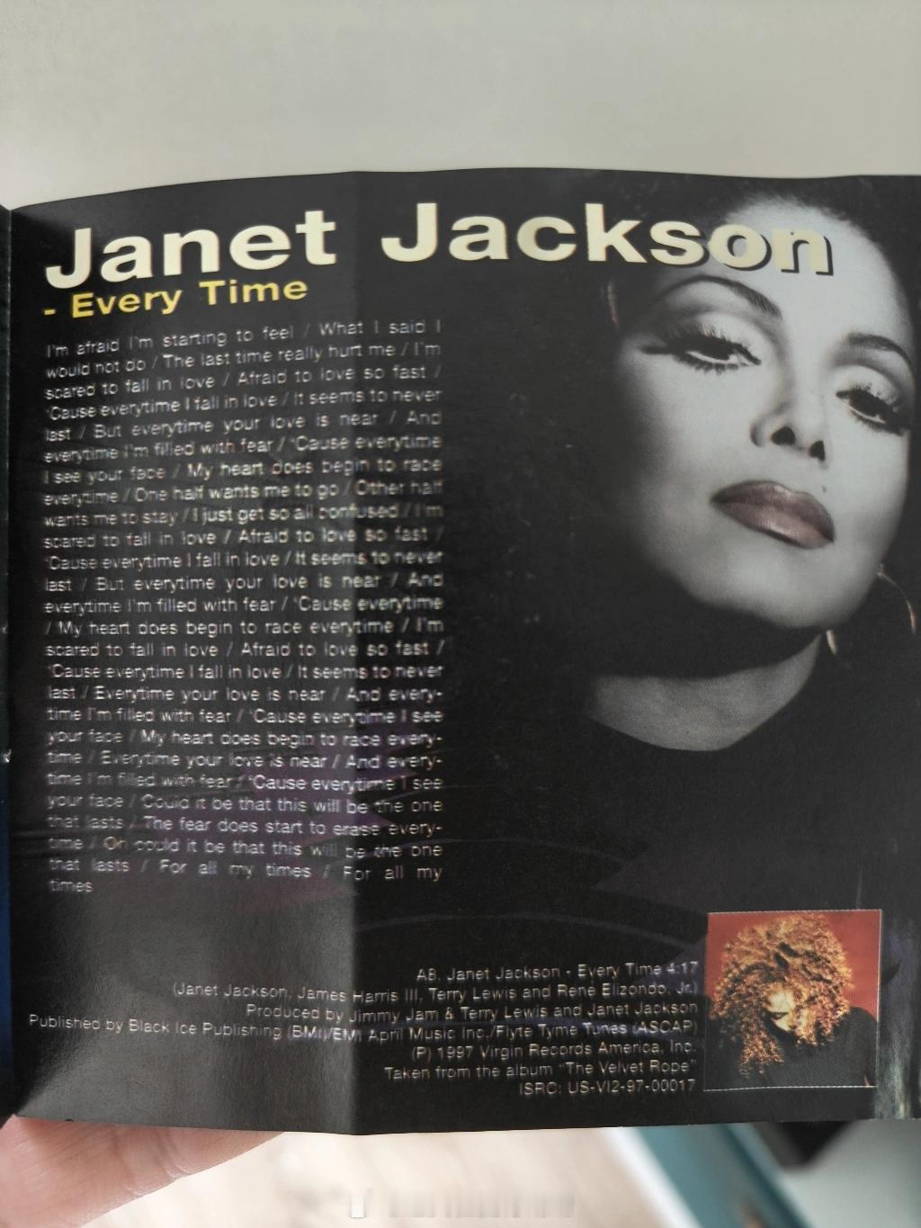 果真是 MJ 最疼爱的妹妹…这唱功，若不是后来出事，珍妮杰克逊还能火很久的…唱跳
