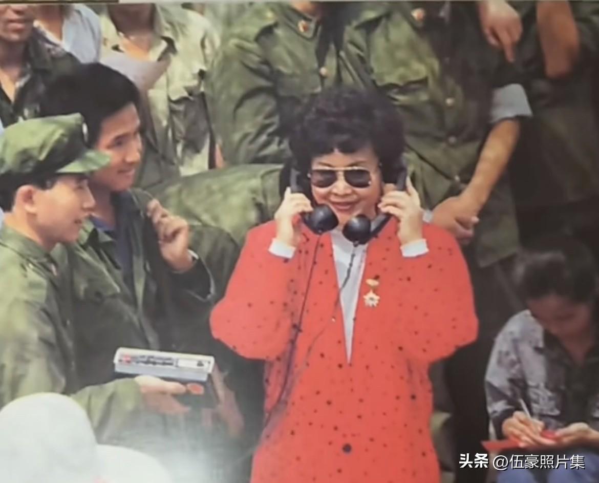 1988年国庆节期间，著名歌唱家李谷一作为领队，率领一支文艺工作者队伍，冒着硝烟