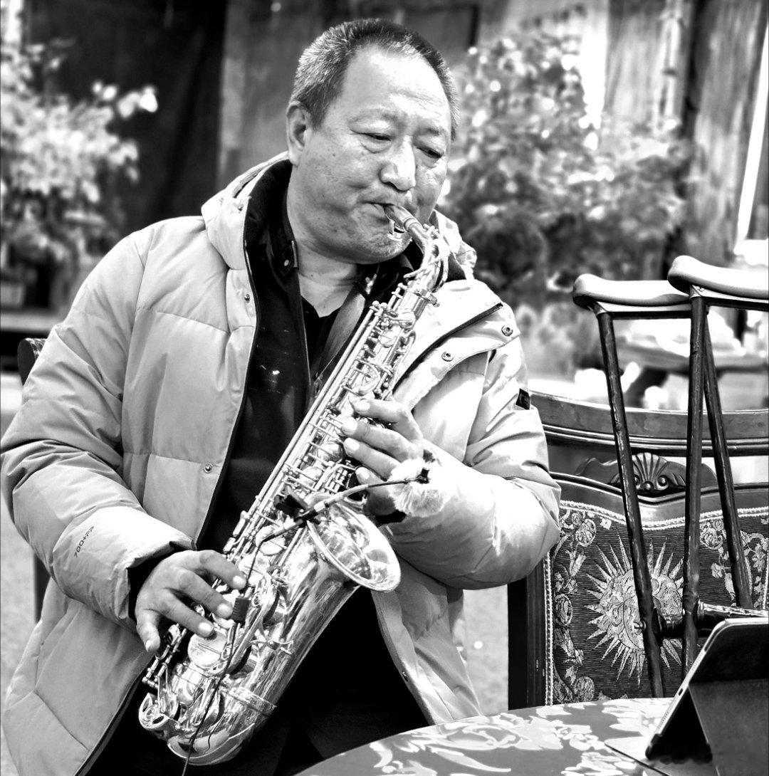 西吉乡村听老苏吹萨克斯(我的手机“哈苏”系列) 