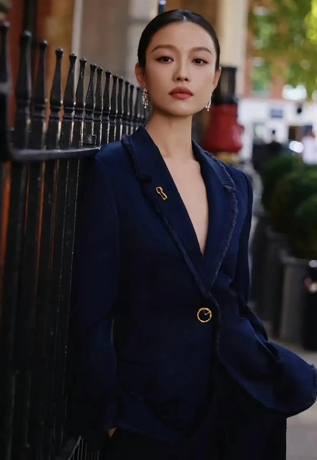 倪妮深蓝色毛边西装，气场拉满💙
 
倪妮这组深蓝色毛边西装造型真的绝了！深V剪