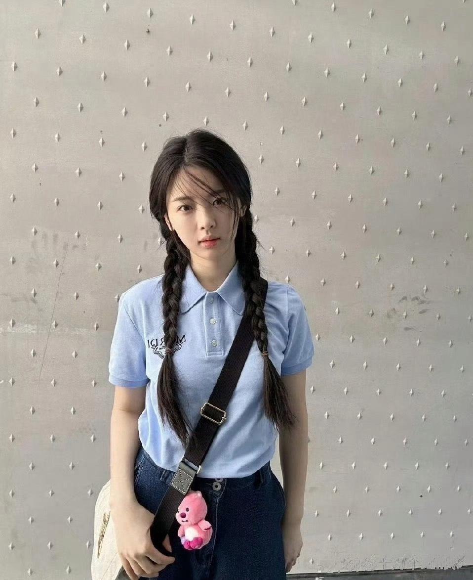 杨超越素颜真显年轻，看起来就像16岁 