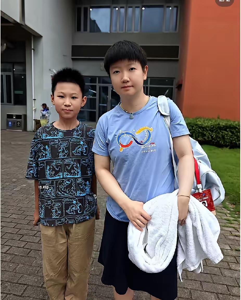 分享莎莎近日与小球迷的合照
看莎莎穿着​​一身熟悉的蓝色T恤，手里抱着大毛巾
背