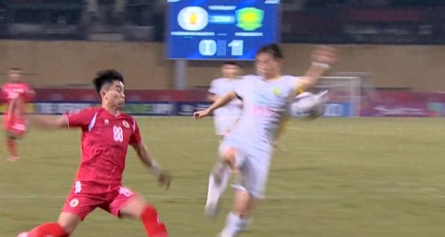 亚冠巨大争议！国安遭遇误判，江文豪“送点”，张健智飞身扑点
在2025-26赛季