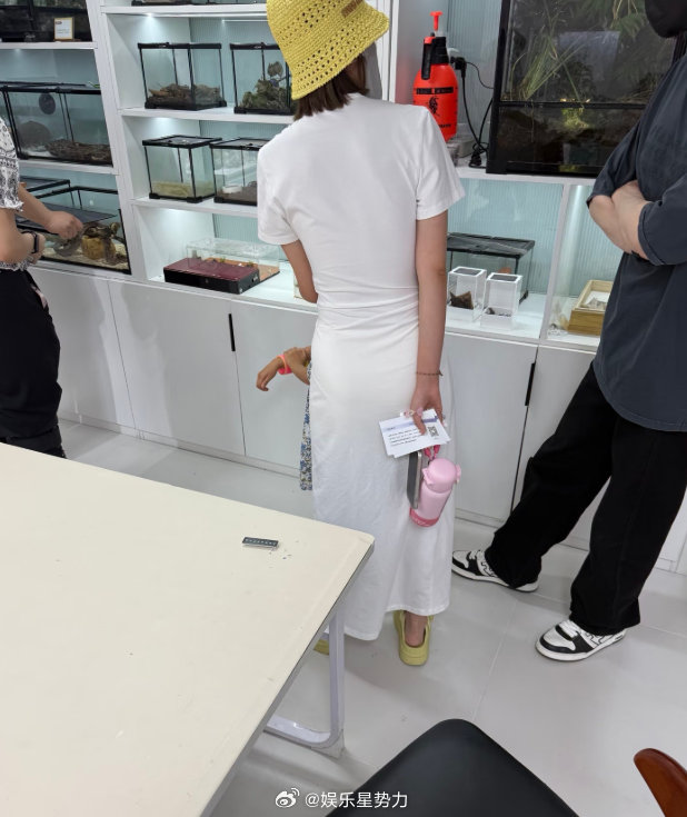 张若昀唐艺昕带女儿做手工瓶摸到了张若昀唐艺昕的手 有网友偶遇了张若昀唐艺昕带女儿