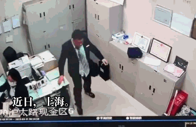 近日，一段上海某邮政网点男员工殴打女员工的视频在网上流传，引发网友愤慨。监控画面