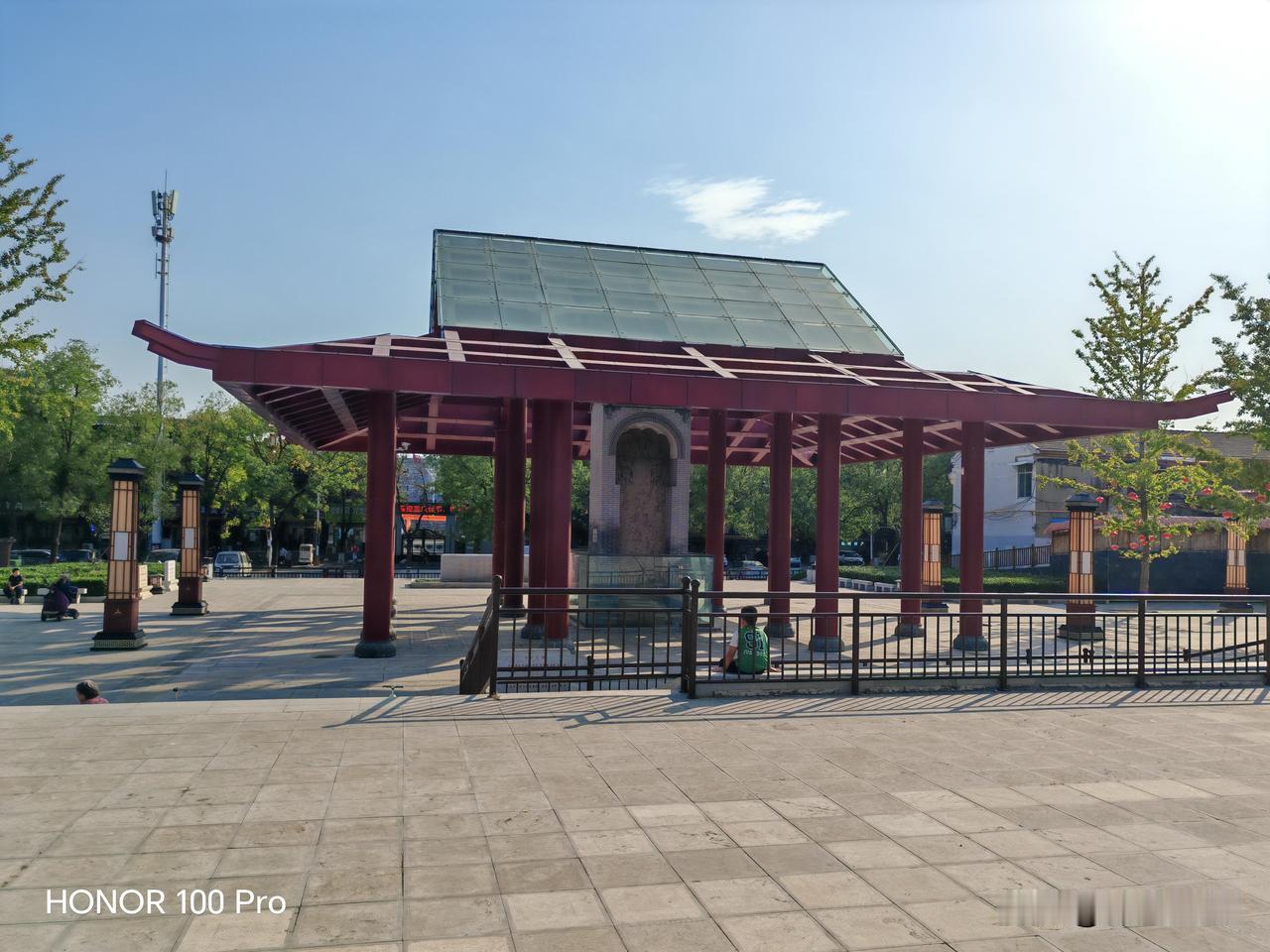 北宋权臣蔡京书写的“大观圣作之碑”。
    来到河北赵县大观圣作之碑风景区已是