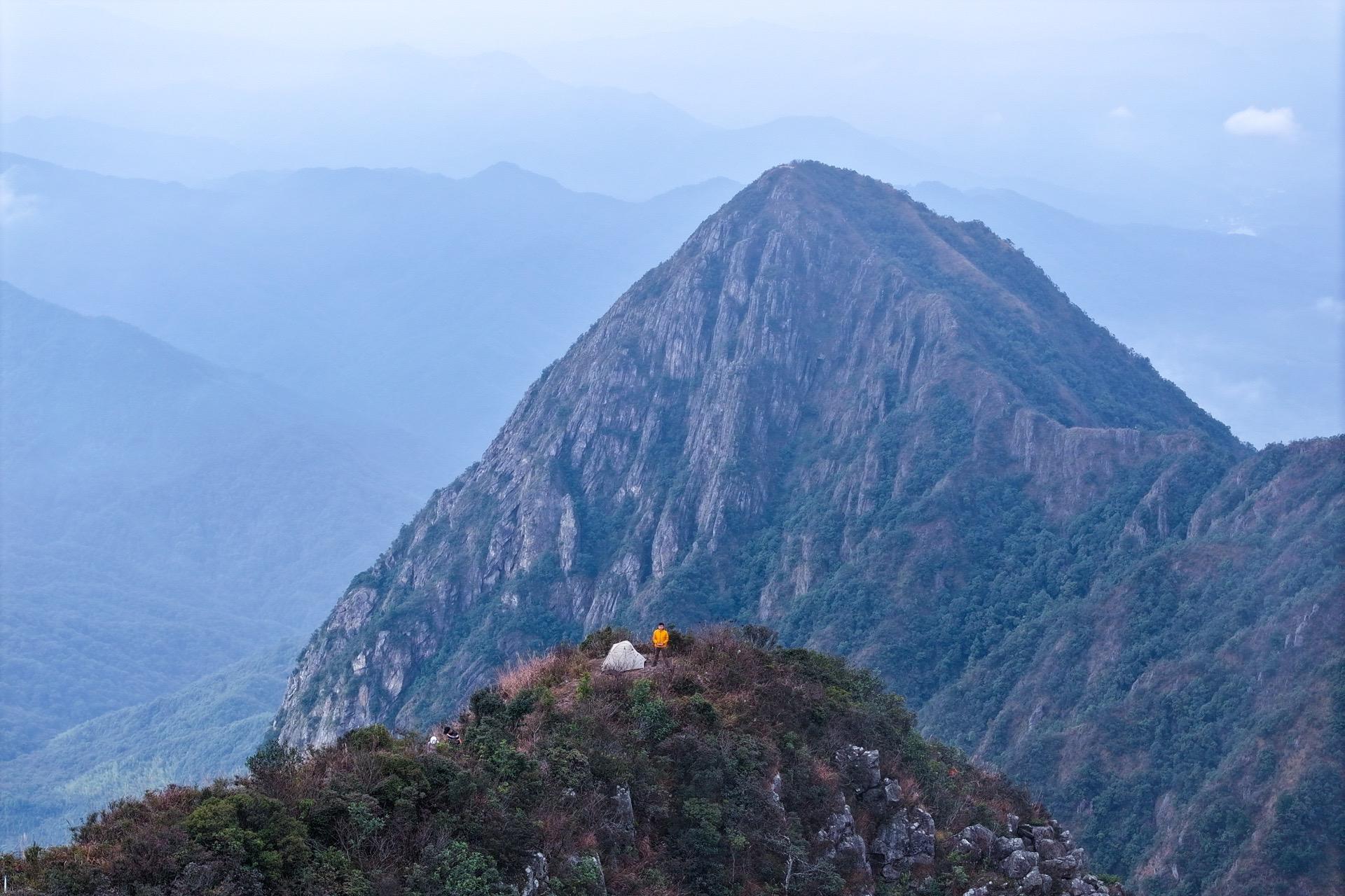 单兵重装夜爬龙斗峰。单兵重装夜爬龙斗峰到龙中露营追云海，周六下班后晚上...