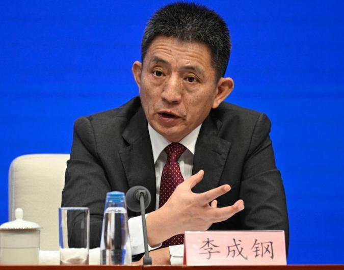 对美点燃“地狱之火”后，李成钢“再战”韩国部长，韩方终于说了软话。[无辜笑]
 