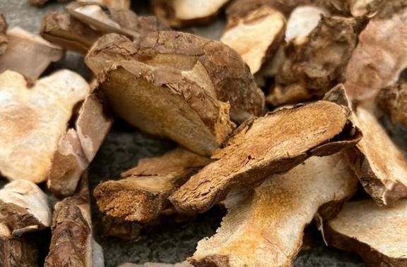 中医发现：土茯苓能在48小时内减轻40%的关节炎，是真的吗？

关节炎的痛苦，许