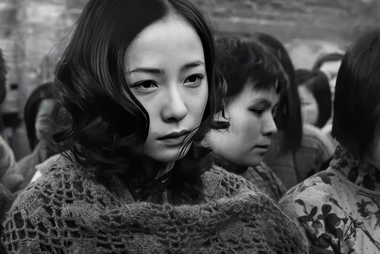 1937年，在安徽芜湖，3个小鬼子把10个妇女赶到一户人家，还没等妇女站稳，小鬼