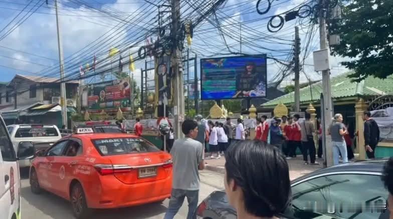 泰国首都曼谷以北发生校园枪击案，导致两人死亡，包括枪手和一名教师。