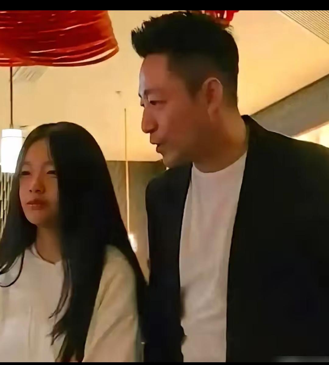 汪小菲女儿小玥儿高冷的好像刀枪不入，六亲不认，不管汪小菲怎么疼她宠她，就没见小玥