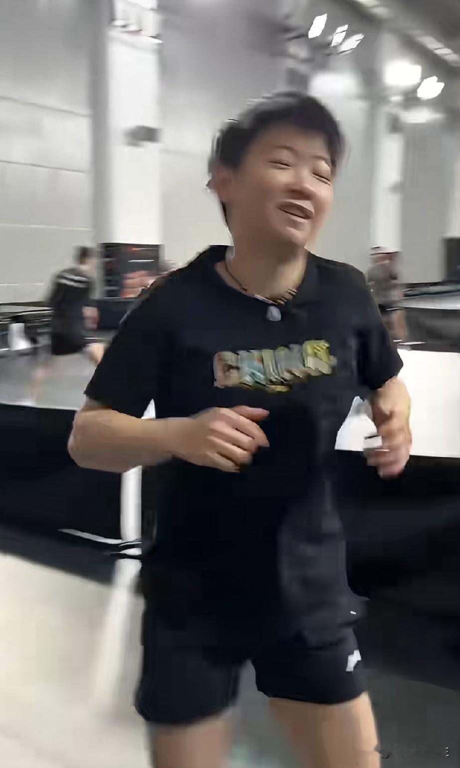 笑死我了！孙颖莎私下里，居然是这么一个人！

到了美国大满贯举办地安大略后，
孙
