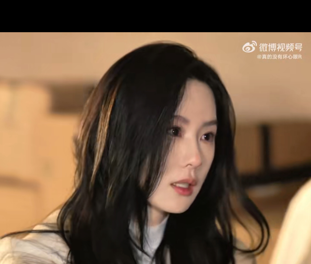 沈乐水质问赵海鹏的这个镜头好美鼻头还有点红红的刘诗诗随手一截就很完美 ​​​