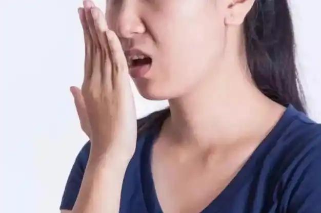 早上醒来，刷牙时你是否常常觉得口腔里有一种怪异的味道？不管怎么刷，甚至喝点水，这