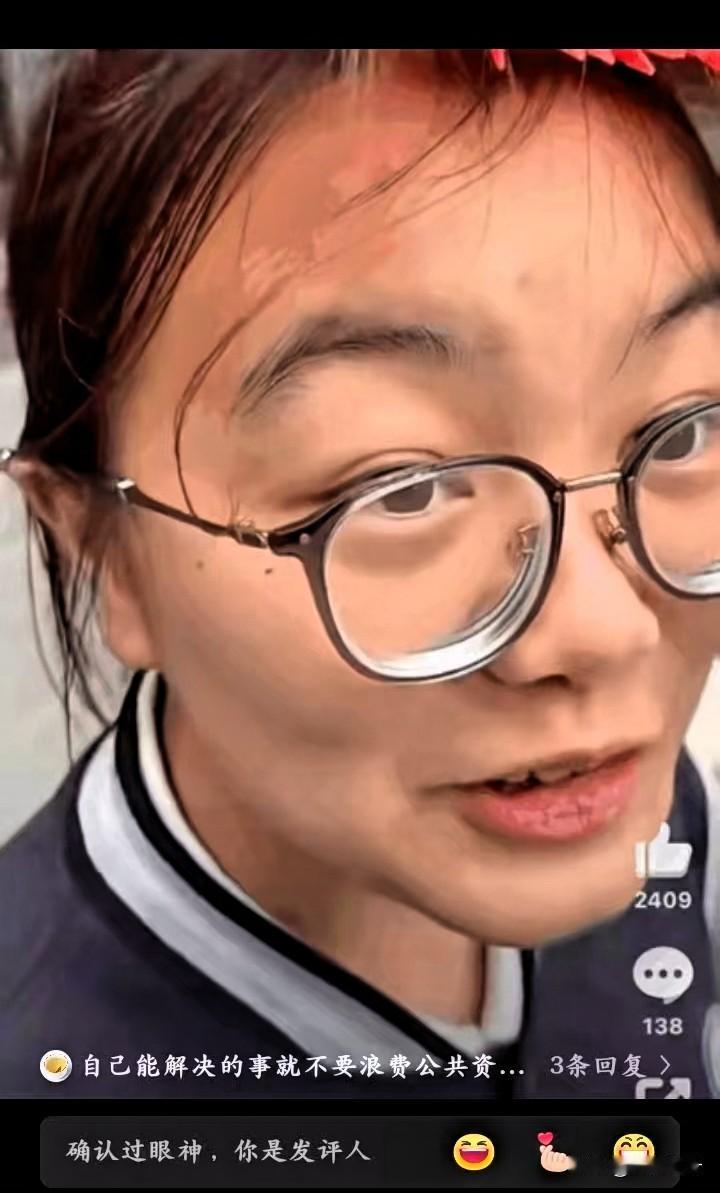 哈哈哈！四川成都一女生头顶梳子睡了一整晚，第二天被同学围观，只好求助消防员～
