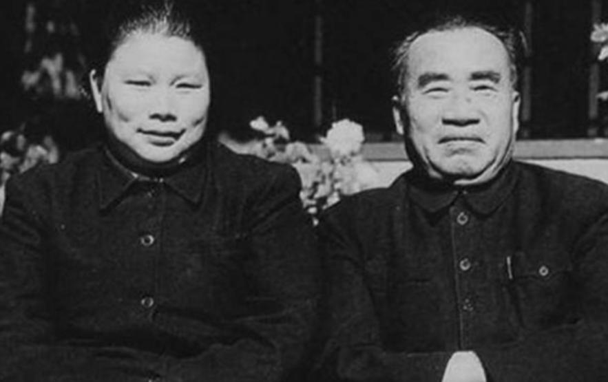 1983年9月25日，一辆黑色轿车缓缓驶出北京的一处大院。坐在后座的老太太突然开