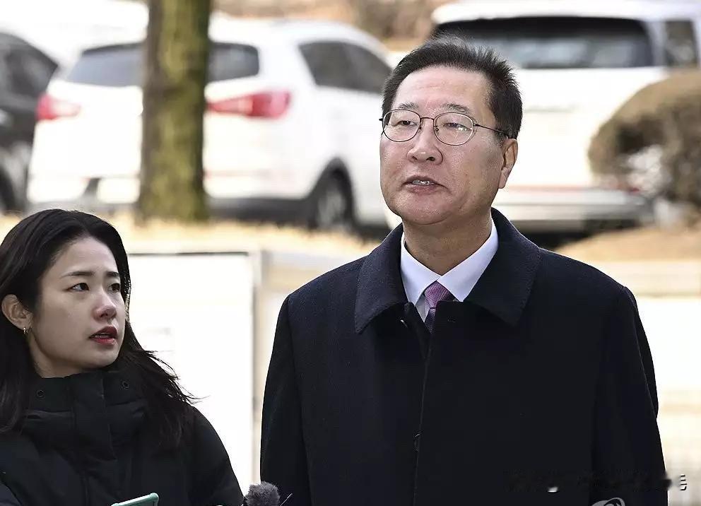 26日，韩国前法务部长官朴性栽因涉嫌参与紧急戒严事件、违反《不正当请托禁止法》被