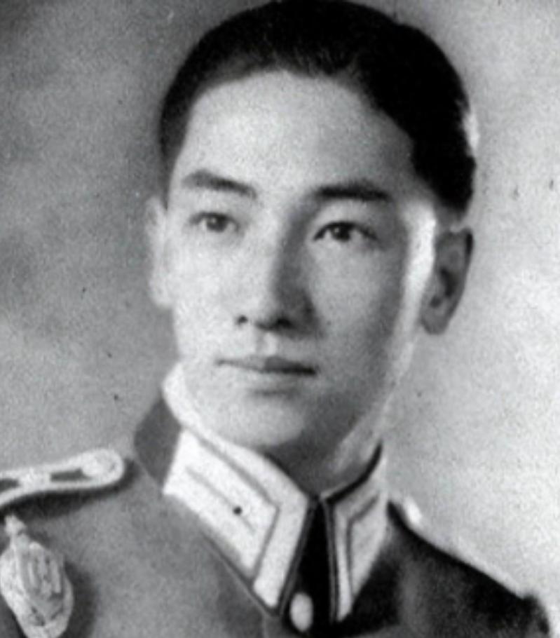 1997年，蒋纬国病逝，宋美龄派人查账，发现养了81年的儿子，身后竟是一堆债务。