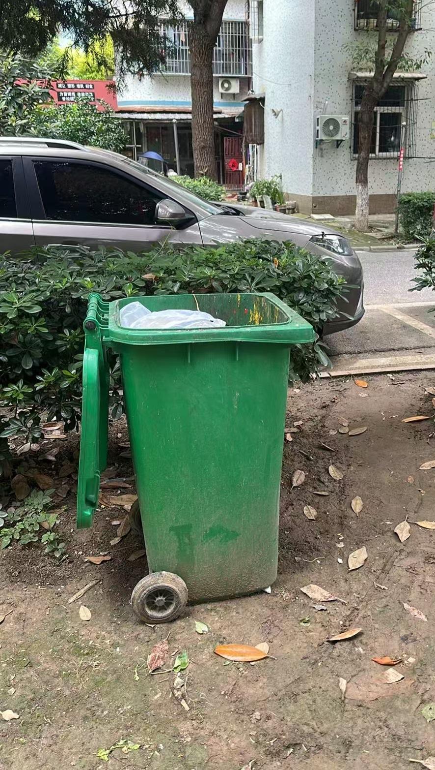 我们经理很节约，吃西瓜只要哪个皮上还有红的没啃干净扔了她就要说，但跟今天发生的一