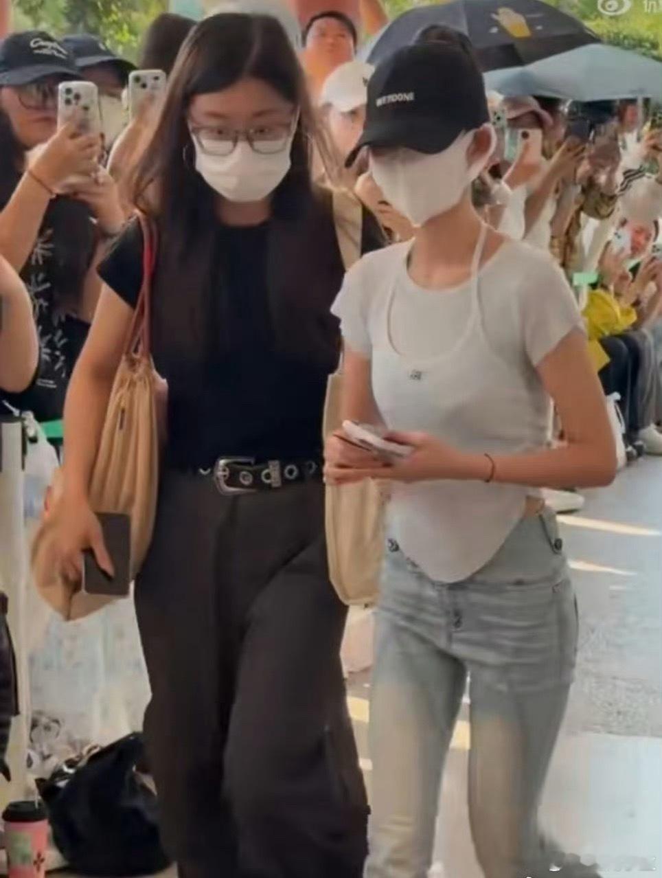 黄杨钿甜风波后首露面，感觉她的状态还挺好的，而且一旁的粉丝也很多，有很多人送信拍