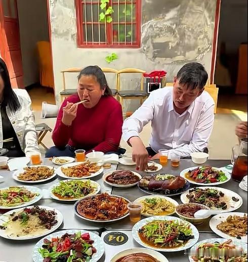 大衣哥朱之文点赞单县八里河玉明饭店， 盛赞传统老味道就是好吃。
“大衣哥”朱之文