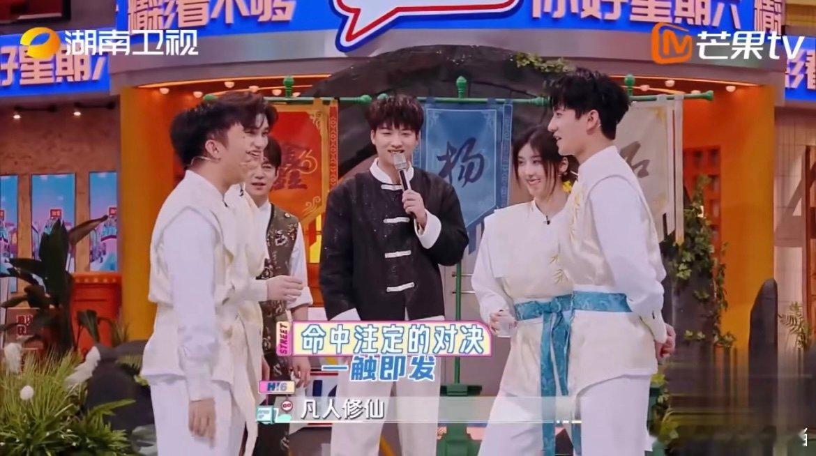 丁程鑫泼杨洋 丁程鑫 “水巴掌” 出击，杨洋瞬间被水洗礼。如此精彩，今晚就在 你