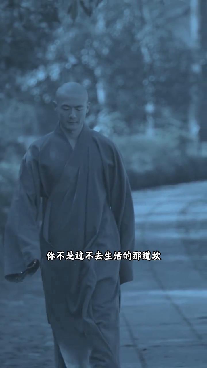 放过自己。
其实真正折磨你的从来不是任何人的绝情，而是你心存幻想的期待和无法控制