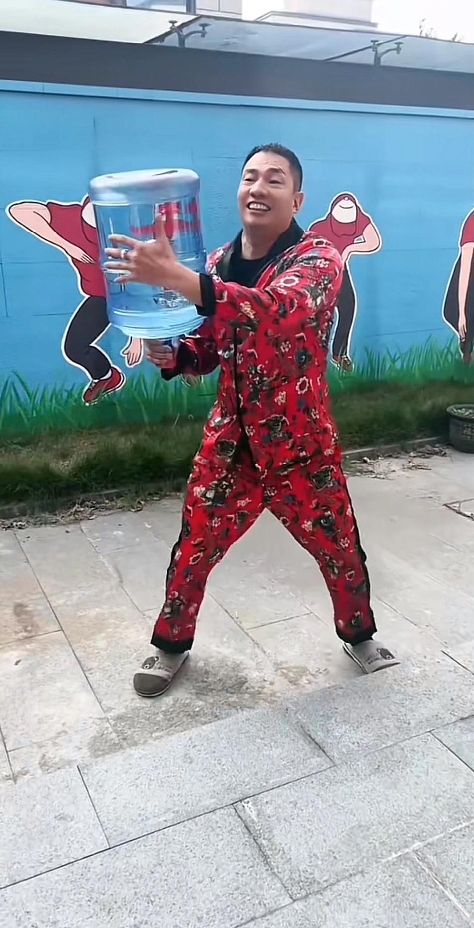江苏猛男，盐城狠人，张井生二哥，“插秧舞王”绝非等闲之辈，别看这家伙岁数大，力气