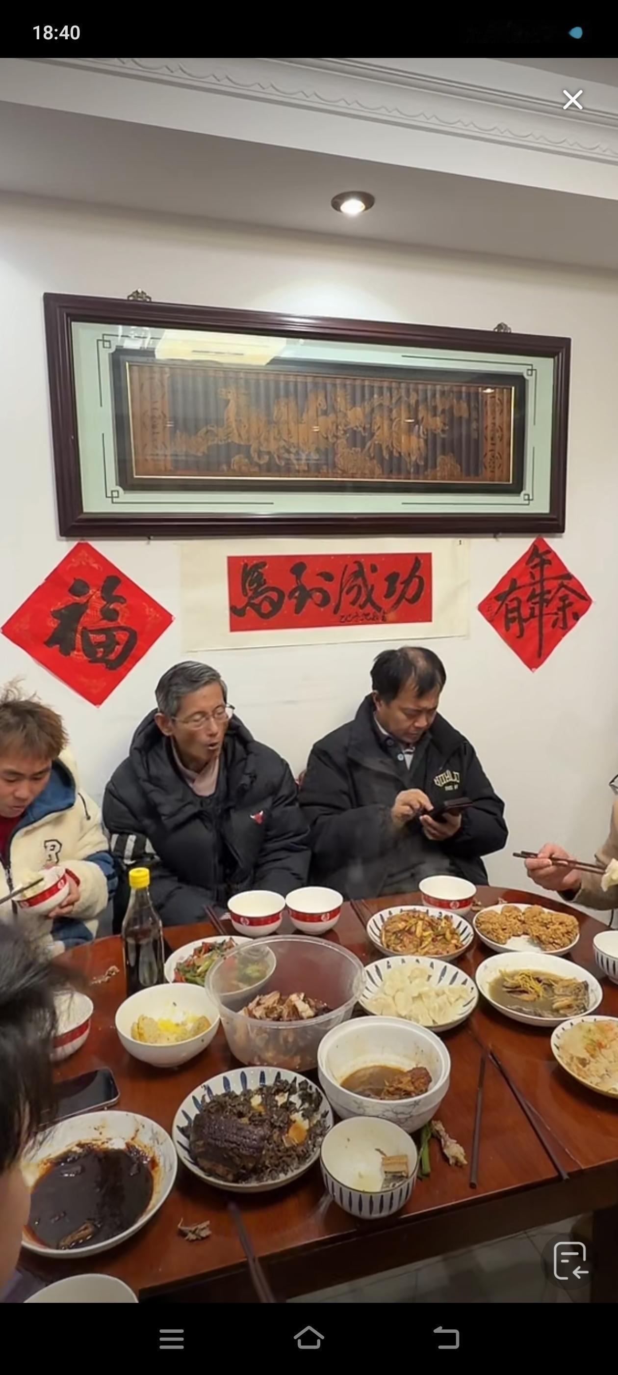 沈巍老师除夕之夜过得很热闹，八一家里高朋满座，网络主播都来拜年了，大家都很给力，