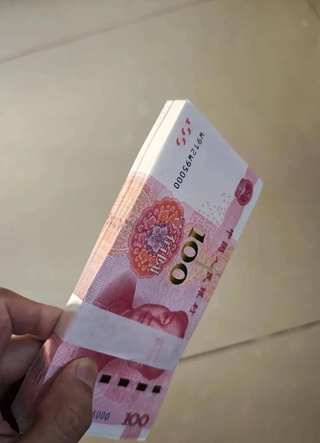 永远都要记住：我们普通人，不要去想钱生钱的事情。先稳住口袋，埋头存钱，慢慢来，一