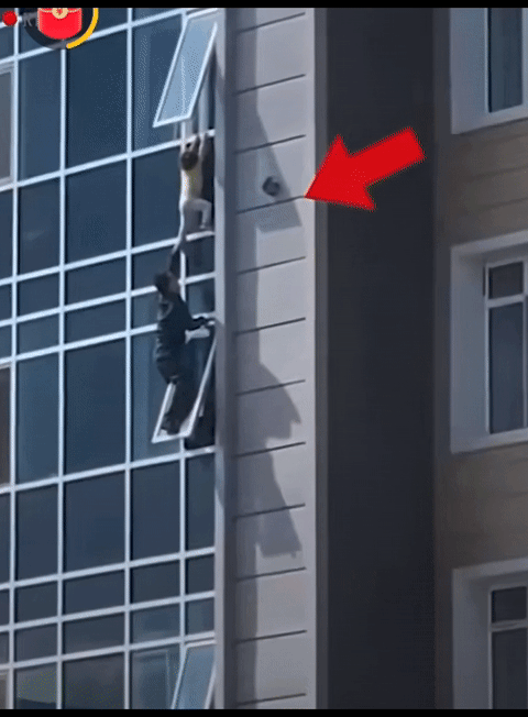 为舍己救人，不顾个人安危的男子点赞！
在十几层高楼窗户外，没有任何安全防护措施，