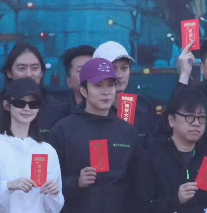 孙红雷刘宇宁韩东君张艺凡开机同框孙红雷刘宇宁韩东君张艺凡开机同框照 孙红雷刘宇宁