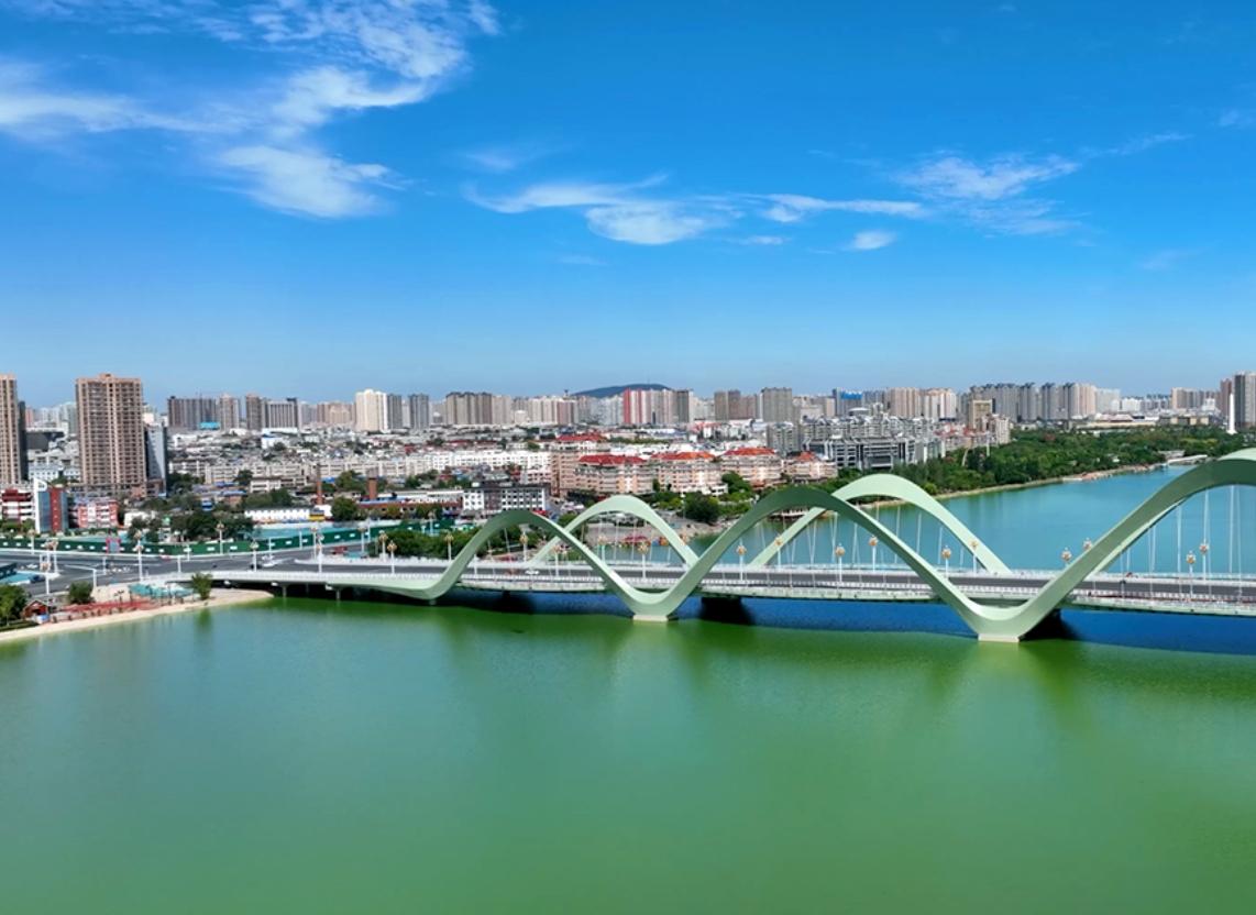 南阳是一个好地方。说到南阳，心里便不由得生出几分亲切与敬重。它静静地卧在中原大地