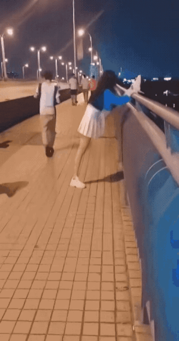 一个低头看手机，一个抬头看美女，俩人撞个满怀，谁也不怪谁，主打一个心照不宣。