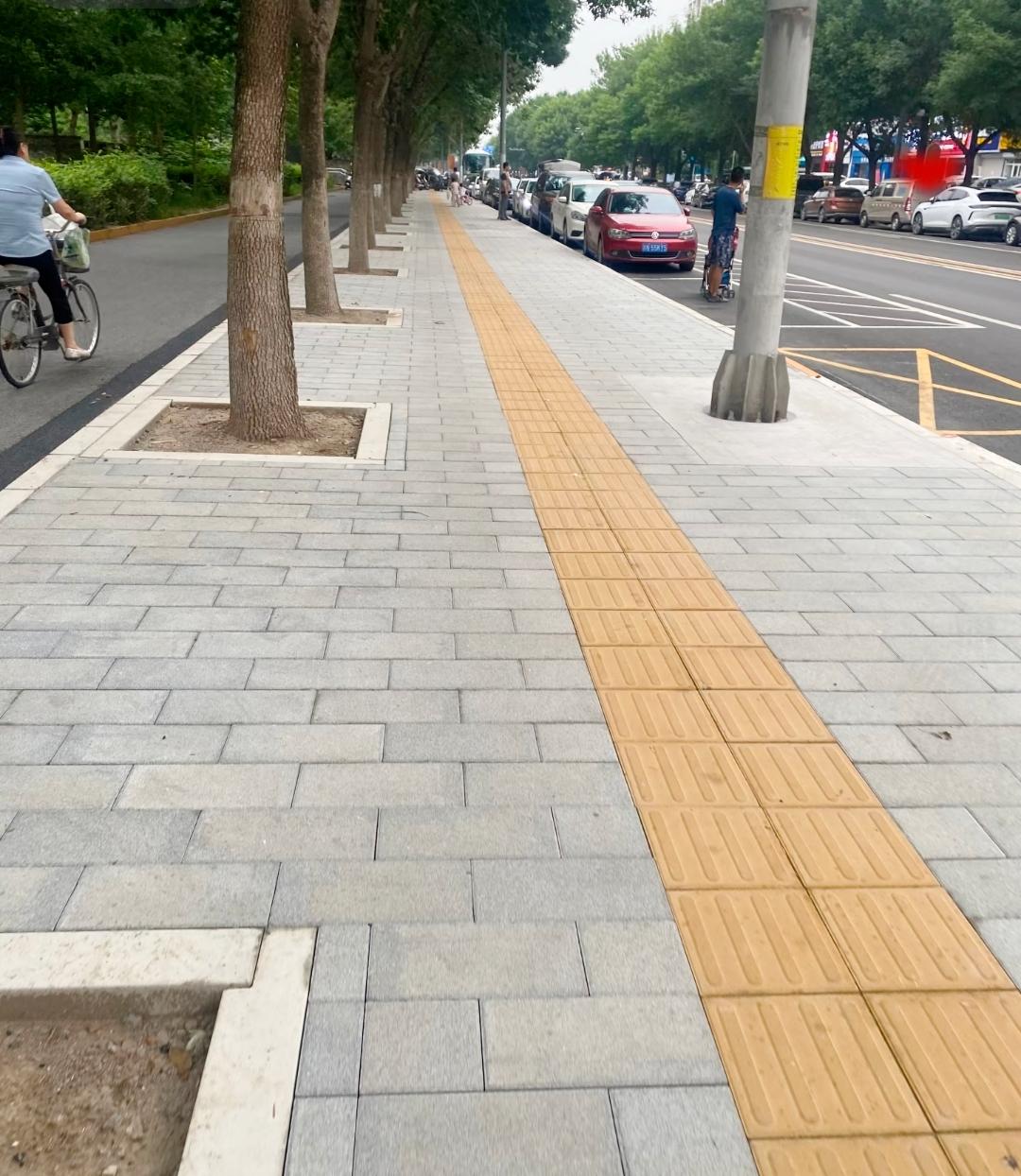 人行道汽车乱停怎么办?
乱停车可先委婉私下提醒，无效则找行政物业协调，占消防通道