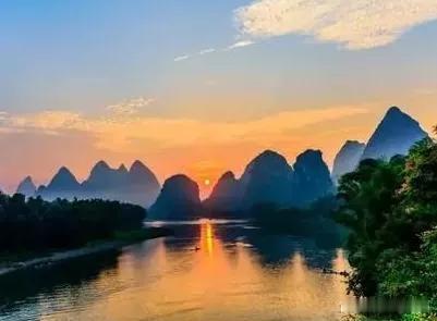 残花落处叹秋风，
片片飞红入眼中。
寒霜冷月无眠夜，
多少芳华一水东。