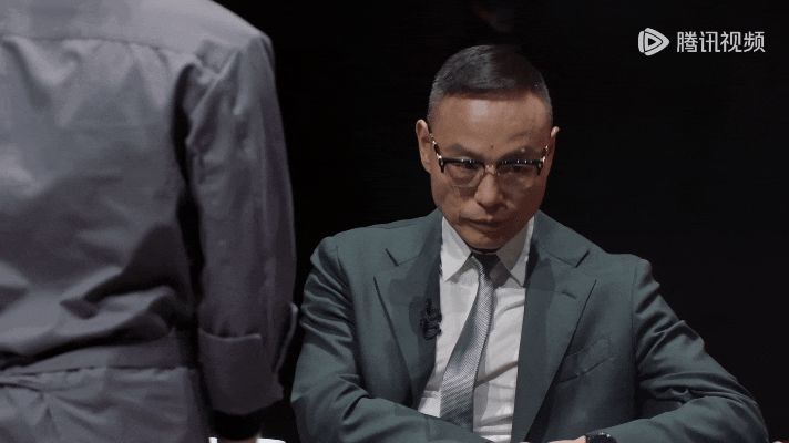 晋级战没搞那种剑拔弩张的剪辑，反而让大家讲起了菜园故事。听着听着就走神了，想起奶