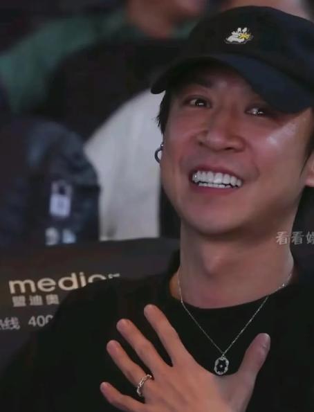 张维伊终于扛不住了，
给牙贴了钻！


张维伊最近变化挺大的
牙齿白了还镶了颗钻
