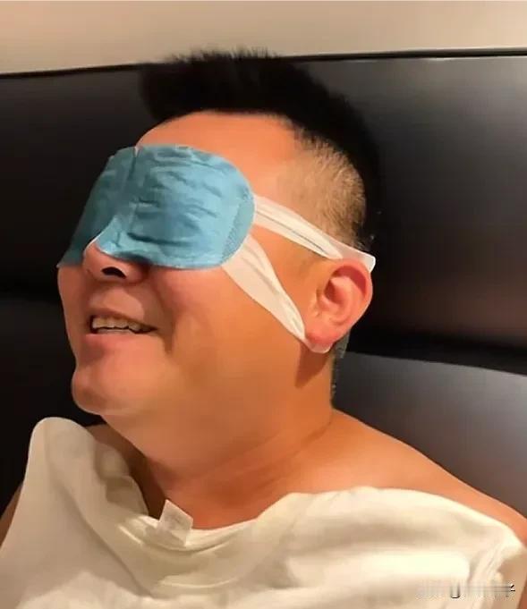 郭威眼罩与老杜同款，
网友质疑与养母有来往！

田静直播卖眼罩，
让郭威戴眼罩示