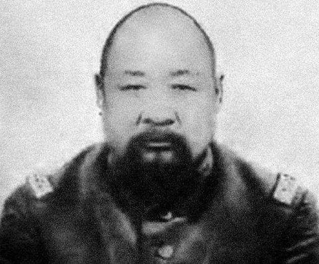 1880年腊月二十八，张怀芝到亲娘舅家去借钱，娘舅瞧不起他，只用一斗黑豆，打发了