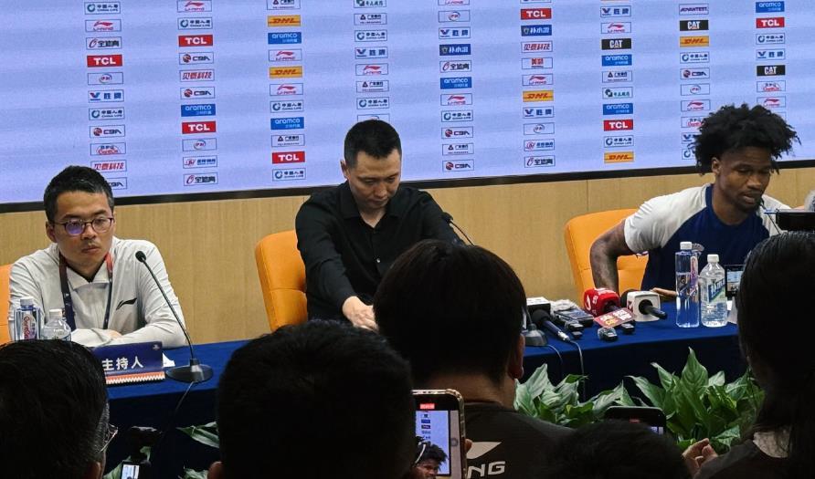 赢下G1比赛，卢伟和古德温出席赛后新闻发布会，他们俩人对本场比赛进行了总结和分析