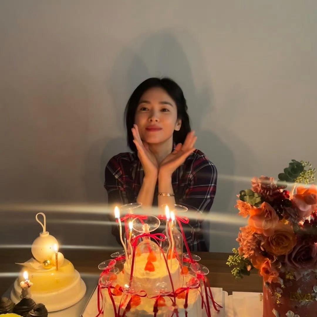 宋慧乔43岁生日照  43岁宋慧乔状态 完全看不出来43岁了，还是少女模样 