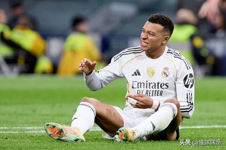 这也太离谱了吧，姆巴佩伤的是左膝队医却检查的是右膝！

姆巴佩的职业生涯差点就毁