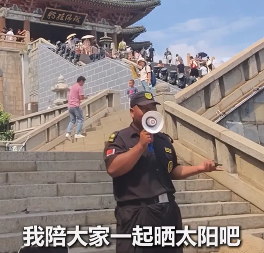 【#烈日下在滕王阁控场的保安火了#】“我知道大家都在晒太阳，这是我们工作的失误，