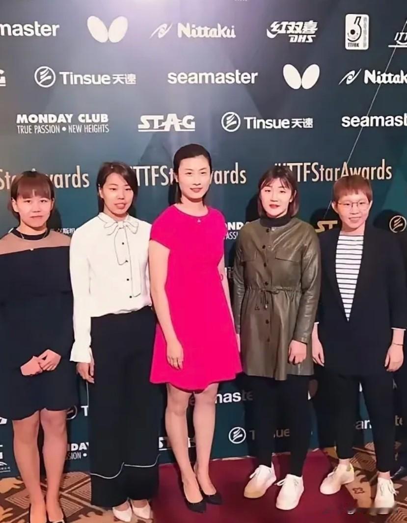 仔细一看，5位女运动员即使穿便装依然又美又飒！左一是明眸善睐的陈幸同，左二是楚腰