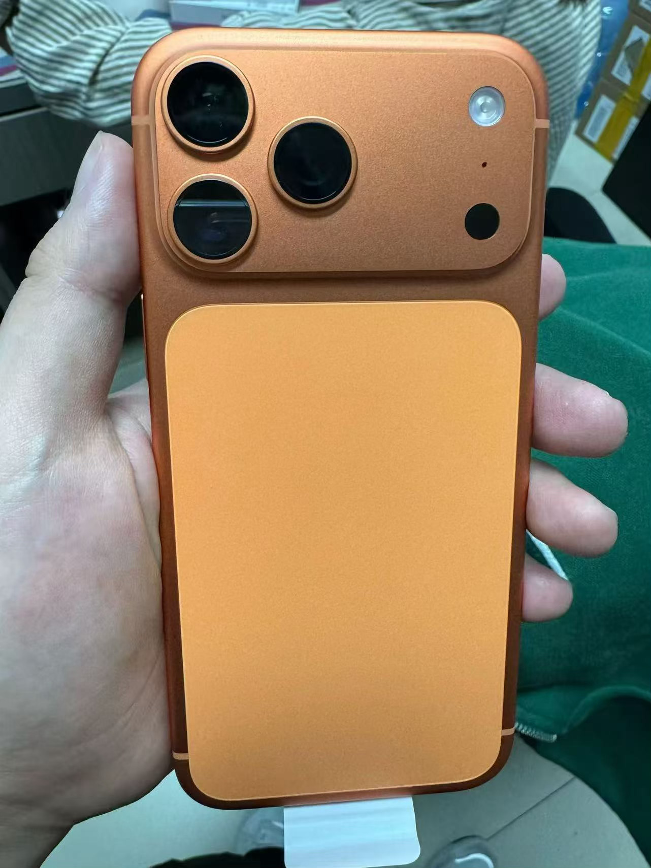 妈呀，看到个更丑的iPhone 17 Pro Max橙色版本。我觉得这个橙色还是