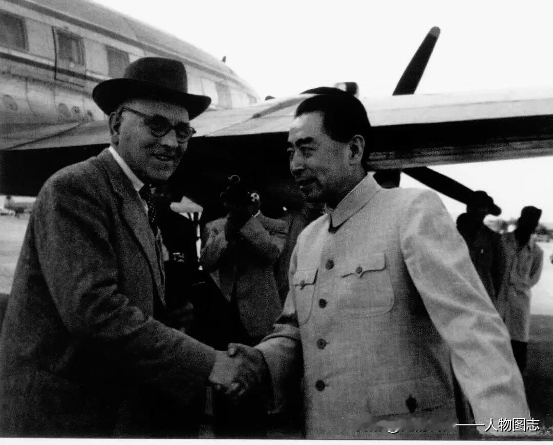 周恩来到机场迎接冰岛统一社会党代表团团长、中央副主席斯腾托尔·格德门森。