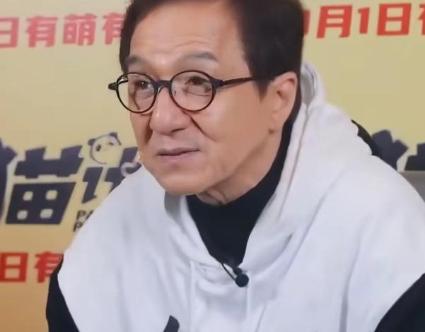 坐拥无数荣誉与名气的成龙大哥，坦言日常生活单调又无趣，作息完全没有规律，既能连日